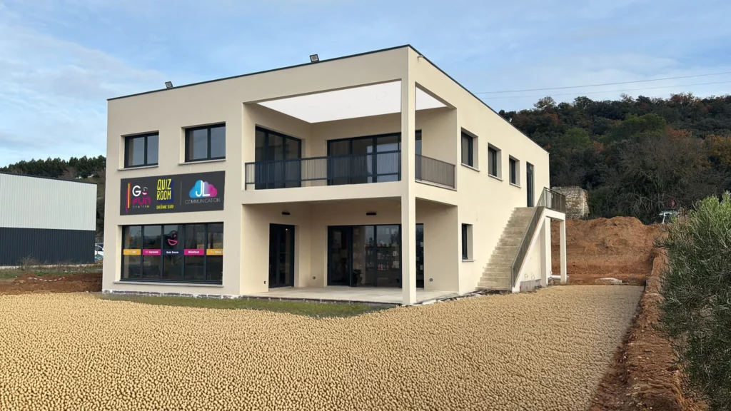 Bâtiment du Go Fun Center à Saint-Paul-Trois-Châteaux